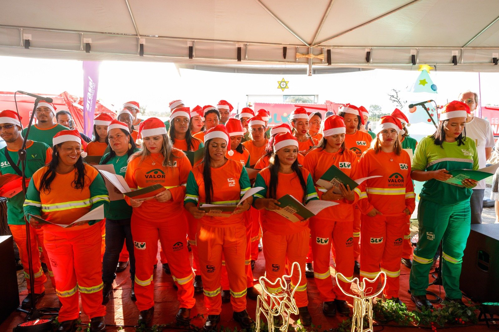 Coral dos Garis encanta em clima de Natal no Venâncio Shopping